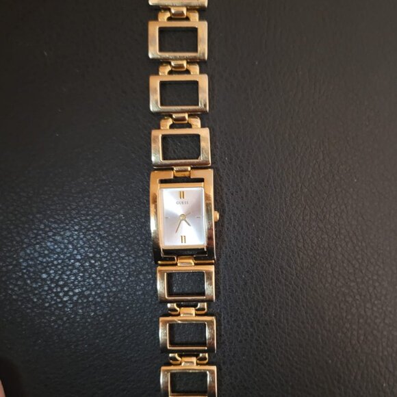Guess Women's Watch - Model I90217L1 (Copied ad) - Picture 2 of 3